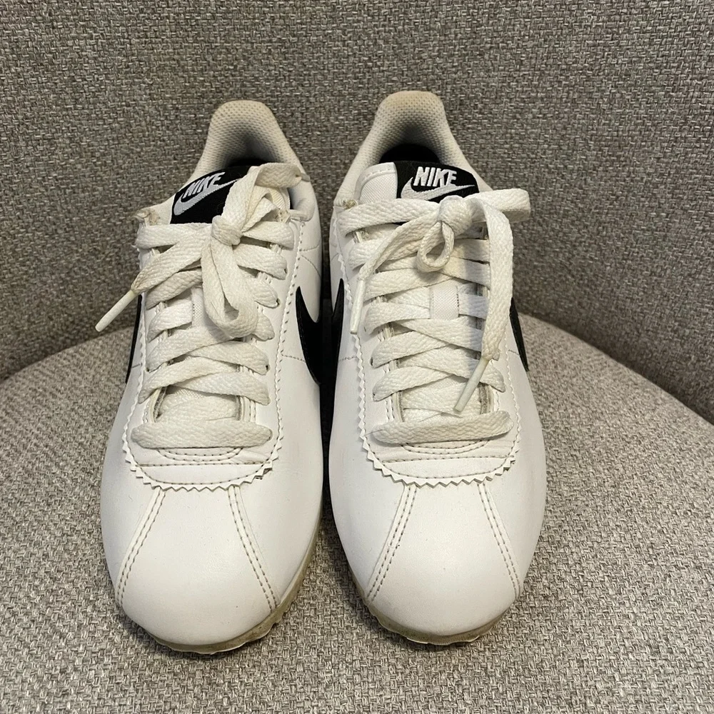 NIKE CORTEZ- youth sneakers in a classic white and black colorway. Size 5 - Picture 3 of 6